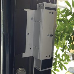 Montage av dörrhållarmagnet 500kg från ASSA Abloy